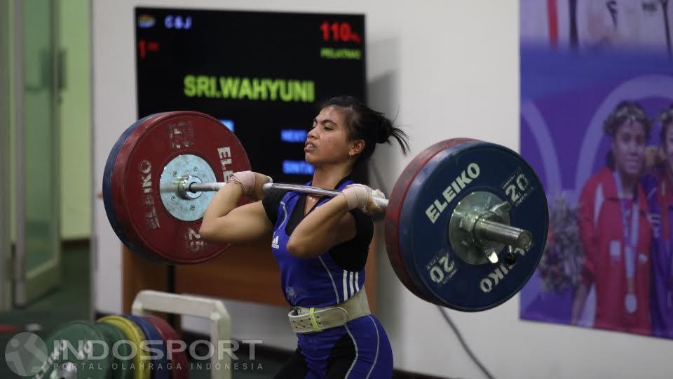 Lifter atau atlet angkat besi putri Indonesia, Sri Wahyuni berhasil melakukan angkatan pada seleksi jelang Olimpiade Rio de Janeiro 2016. - INDOSPORT